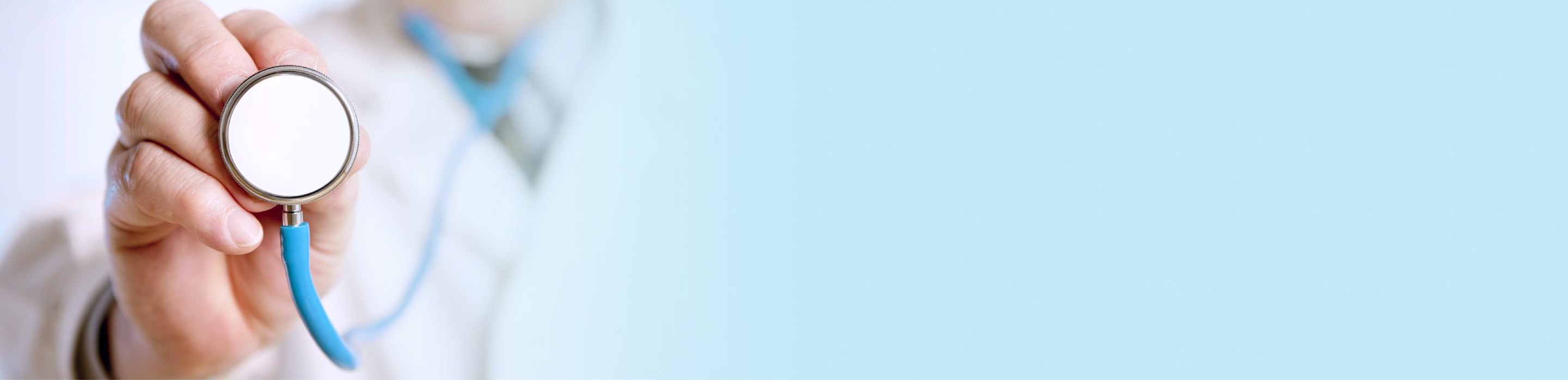 Bác sĩ với ống nghe